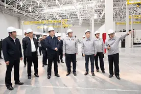 潍柴雷沃智慧农业第10000台动力换挡拖拉机下线图片