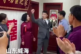 10月3日，山东威海，两位新人身着军装出席婚礼，敬礼致敬宾客。新郎为威海文登籍海军飞行员苑明正，2022年度荣立一等功！图片