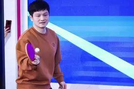 奥运冠军身体力行，樊振东现身上海与市民选手切磋球技图片