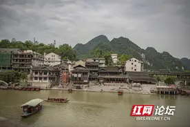在湘西茶峒镇，坐一趟沈从文笔下的“拉拉渡”图片