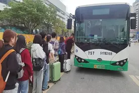 武汉公交方便高校学子返校：常规公交增加运力，开通定制专线图片