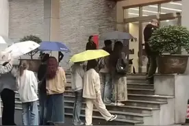 潮评丨年轻人扎堆派出所门口蹲下抱头拍照，表达喜爱也要合理有序图片
