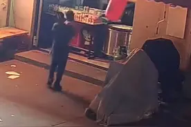 2岁女童凌晨光着身子跑上街，包子铺夫妇及时带回并报警，女童父母登门致谢图片
