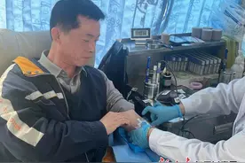 献血车来到村广场图片
