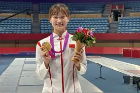女子团体花剑冠军王英璎：22岁爱美女孩练出了一双关节突出的手图片