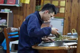 00后炒茶师荣膺“十大龙井茶炒制能手”，微调一点点是他的坚持图片