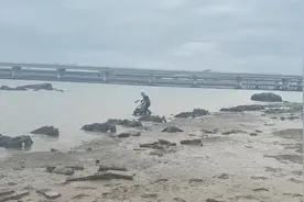 饭点时，他是外卖小哥；过了饭点，变身救援队员  老人深陷滩涂，“00后”的他快速解救图片