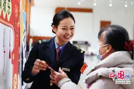 时评：凝聚“她力量”，铿锵玫瑰温暖旅途路图片