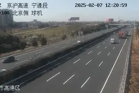 高速上撞警车！图片