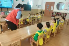 玉泉区菩提塔西社区：垃圾分类从娃娃抓起，手势舞助力环保教育图片