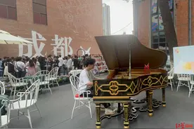 琴声悠扬，喜庆祖国华诞！成都74个公共钢琴点位供市民免费弹奏图片