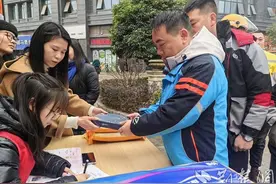 大冶罗家桥“随手拍”见成效，40 余名骑手成 “文明监督员”图片