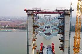 黄浦江首座悬索桥自带“中国结”，建成后自行车也能骑过江图片