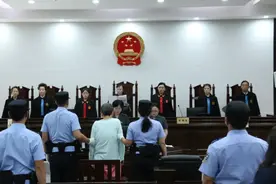 余华英拐卖11名儿童一审被判死刑！庭外多人手举“寻人启事”图片