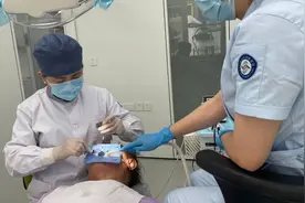 告别假牙松动！覆盖义齿为无法拔牙的老年人带来缺牙修复新选择图片