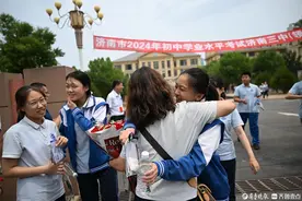 大大的拥抱送给你！中考结束师生相拥画面温馨图片