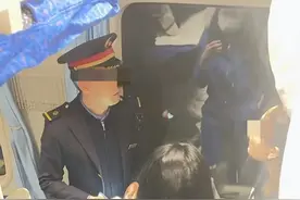 硬座女乘客到卧铺逗留对列车员爆粗？铁路局称正联合警方核实图片