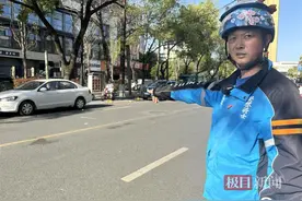 武汉街头老人被撞倒地昏迷，随身携带AED的外卖小哥紧急相助图片