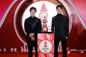 “梁王”组合摘得世界羽联年度最佳男子双打组合图片