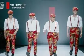 火了！年过半百“出道”当模特，有人90岁走T台！“一套衣服八千元，还有几十双恨天高”！知名设计师下场，曾给张馨予设计“大棉袄”图片