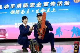 地铁站里的消防小课堂 织密电动自行车火灾“防控网”图片