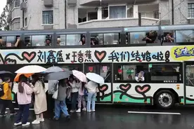 上海情侣用双层巴士作婚车，路人纷纷接喜糖送祝福：感觉很美好，希望大家都能相信爱情图片