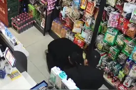 便利店老板凌晨发现走失女童，细心照顾并帮忙找到家人，父亲泣不成声两次下跪感谢图片