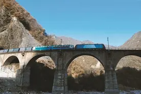 我在秦岭之巅“推火车”图片