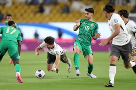 林良铭“染红” 10人国足世预赛客场0:1不敌沙特队图片
