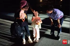 不肯睡觉被爸爸训斥 小女孩凌晨出门找妈妈迷路图片