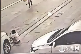小女孩蹲坐地上被卷入车底 警民齐力抬车救出图片