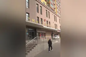 兰州一政务中心工作人员被指上班睡觉，回应：业务较少打盹，将批评图片