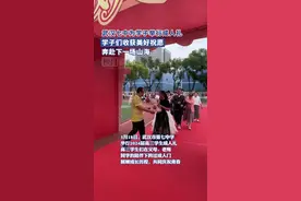 给父母一个拥抱，给老师献一束花，成人礼上高三学子共庆青春与责任图片