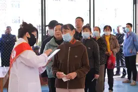 为200余名居民提供家门口优质医疗服务，滨州市人民医院“健康行”春风送暖进小区图片