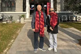 坐地铁回母校，然后捐了1个亿，他们收到40万字感谢信→图片