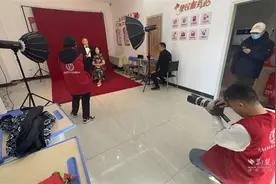 武昌老人“圆梦”婚纱纪念照 定格爱情“最好”的模样图片