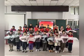 200件（套）冬衣温暖栖霞学子 江苏爱心基金会携手栖霞开展爱心捐赠活动图片