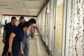 山东省职工文化艺术季暨庆祝新中国成立75周年书画摄影巡展首展在济南工人文化宫举行图片