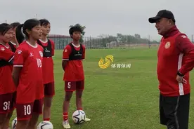 鲁能足校功勋教练张涛助力山东女足少年队高飞图片