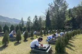 贵州一中学79名学生为烈士墓碑描红  校长：每年都会举行致敬先烈活动图片