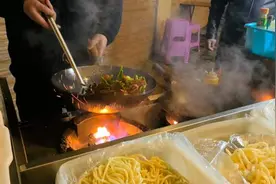 路边吃大餐？90后前鼎泰丰大厨辞职后摆起路边摊，每天只备30道菜 | 宝藏路边摊③图片