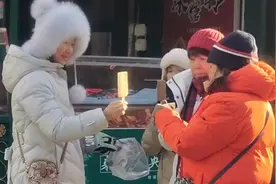 在哈尔滨大冷天吃冰棍，味道嘎嘎的图片