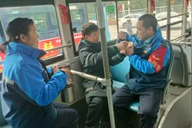 儿子自制元宵汤圆 被“投喂”的父亲既惊喜又感动图片