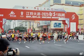 中国选手李芷萱夺得2023南昌马拉松女子全马冠军图片