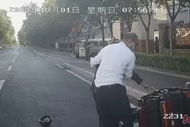 正能量！济南K42路驾驶员杨勇暖心搀扶骑车摔倒老人图片