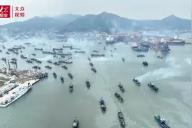 在北京读完硕士后，他回老家荣成直播卖海鲜图片