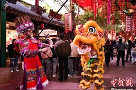 广西桂林阳朔举办非遗展演活动欢度新年图片