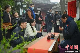 四川成都文殊院“腊八节”庙会启幕图片