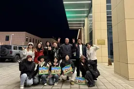 19岁长沙妹子独闯沙漠！你的梭梭树原来是这样种出来的，成活后会开出绿色小花图片