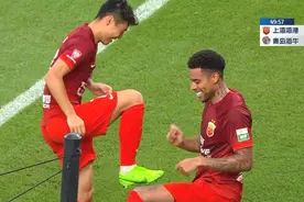 古斯塔沃为武磊擦鞋！一图诠释海港攻击力：5外援+堪比外援的武磊图片